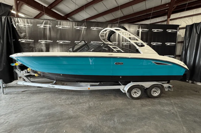 Slide: The Image of Sea Ray SDX 270 2025 - 2