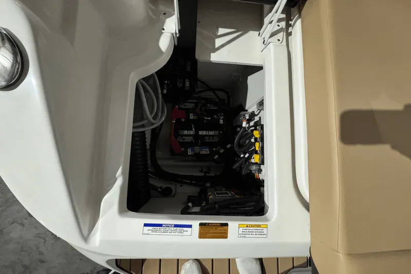 Slide: The Image of Sea Ray SDX 270 2025 - 10