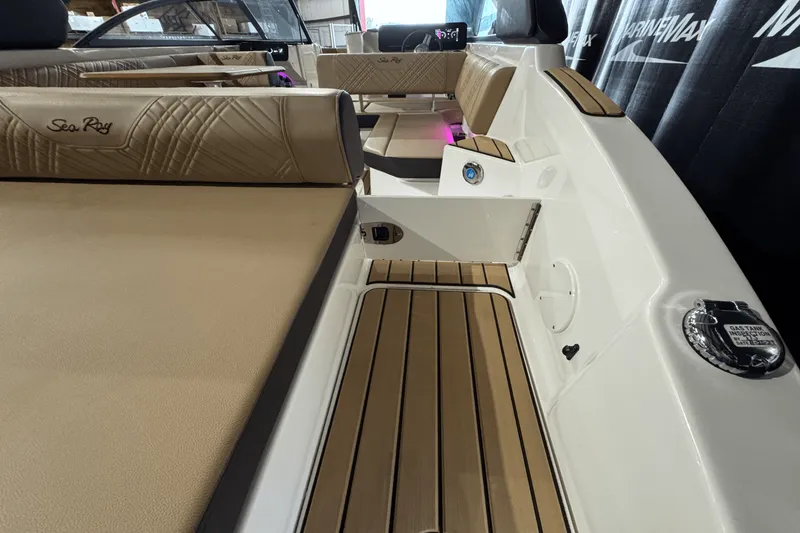 Slide: The Image of Sea Ray SDX 270 2025 - 11