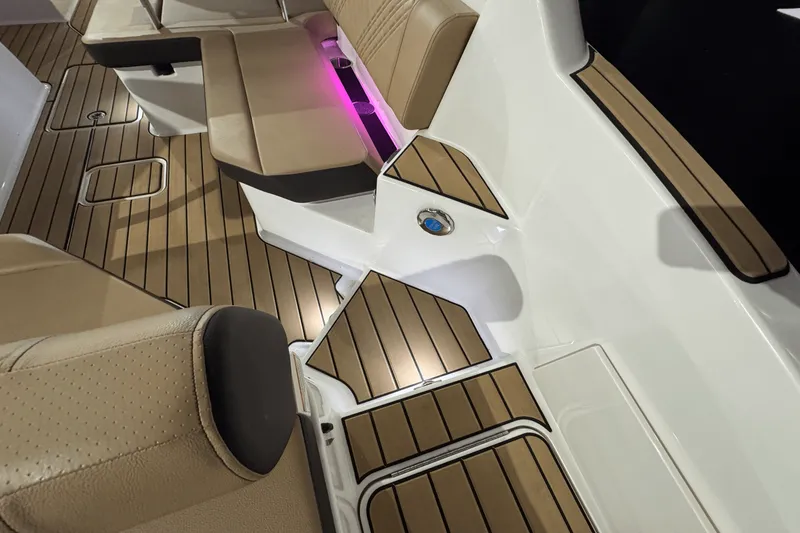 Slide: The Image of Sea Ray SDX 270 2025 - 12