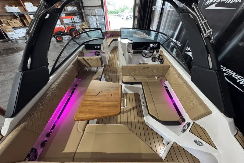 Slide: The Image of Sea Ray SDX 270 2025 - 14