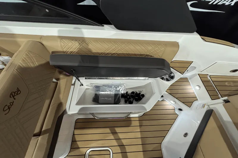 Slide: The Image of Sea Ray SDX 270 2025 - 16