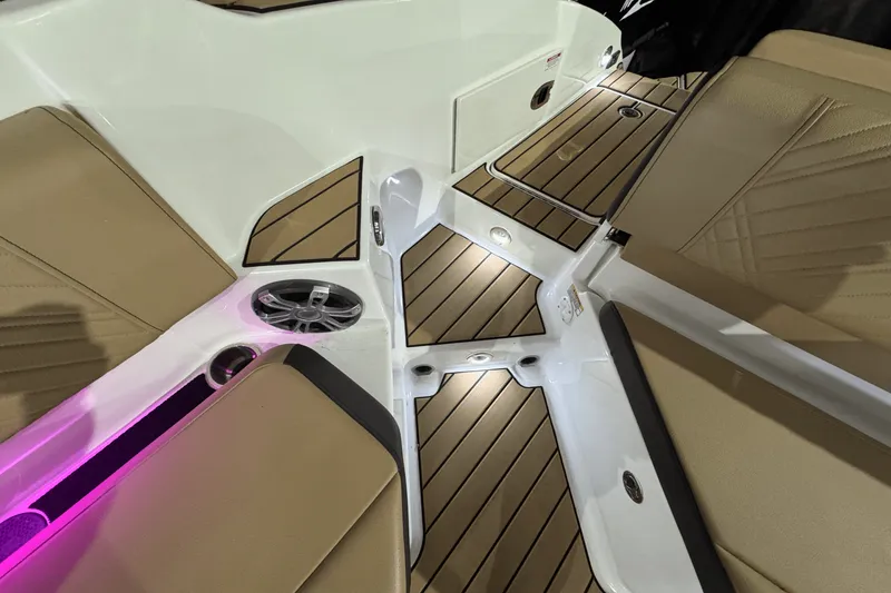 Slide: The Image of Sea Ray SDX 270 2025 - 17