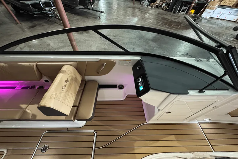 Slide: The Image of Sea Ray SDX 270 2025 - 22