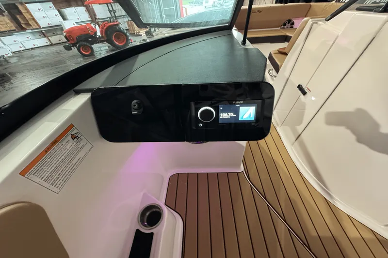 Slide: The Image of Sea Ray SDX 270 2025 - 25