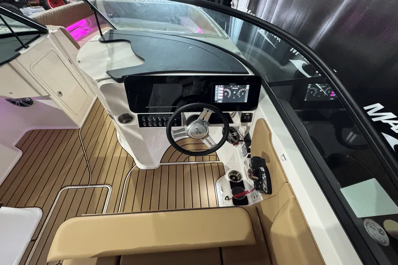 Slide: The Image of Sea Ray SDX 270 2025 - 28