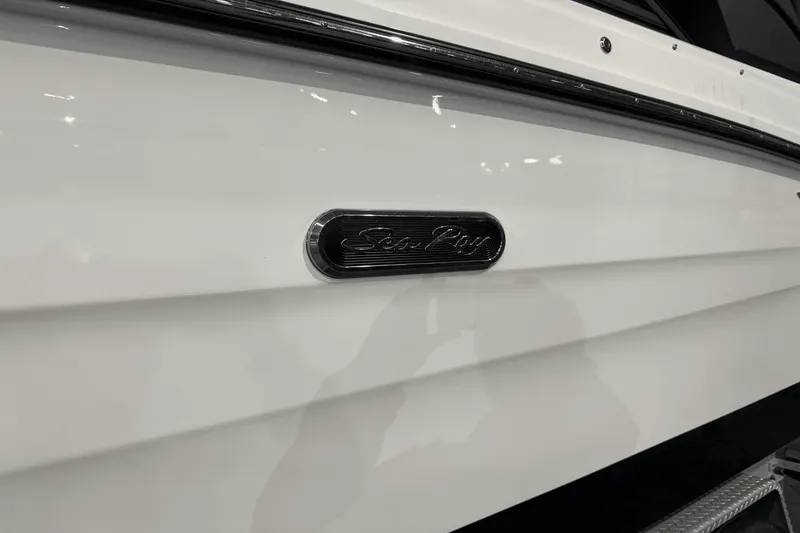 Slide: The Image of Sea Ray SDX 270 2025 - 3