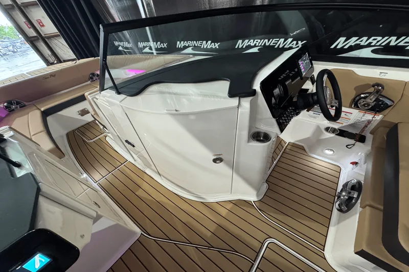 Slide: The Image of Sea Ray SDX 270 2025 - 30