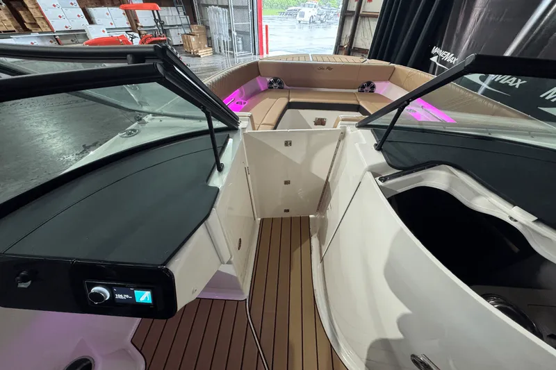 Slide: The Image of Sea Ray SDX 270 2025 - 36