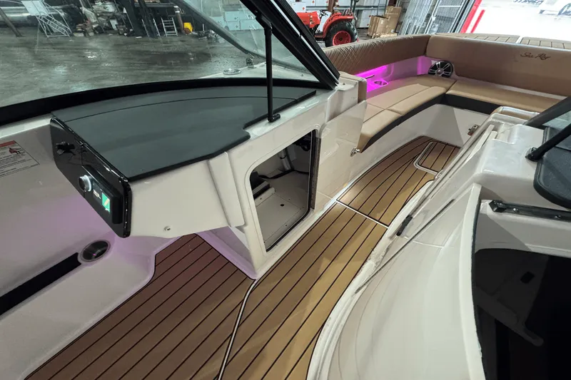 Slide: The Image of Sea Ray SDX 270 2025 - 37