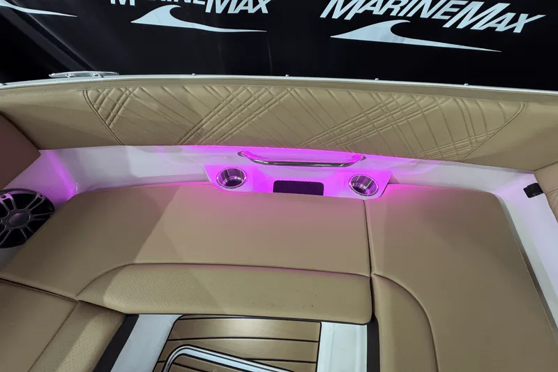 Slide: The Image of Sea Ray SDX 270 2025 - 42