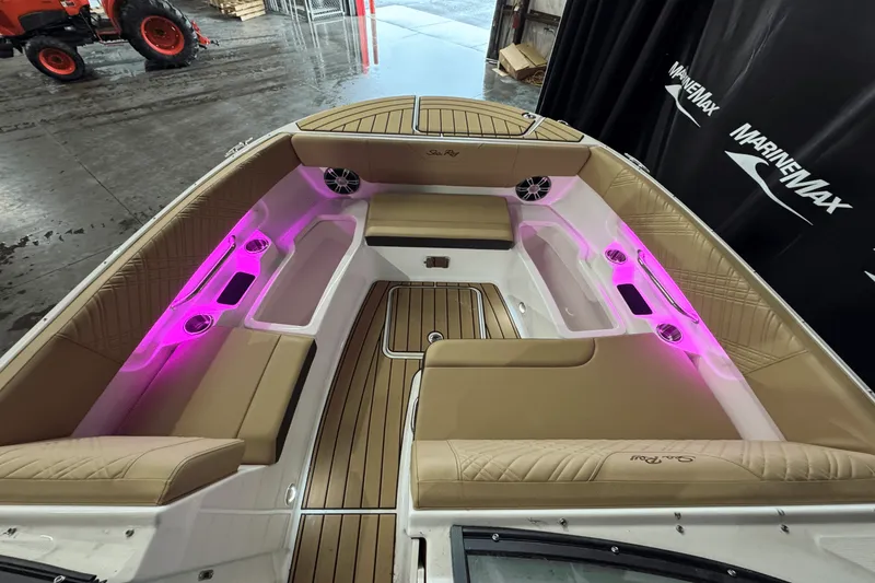 Slide: The Image of Sea Ray SDX 270 2025 - 43