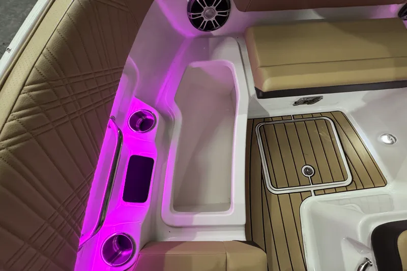 Slide: The Image of Sea Ray SDX 270 2025 - 44