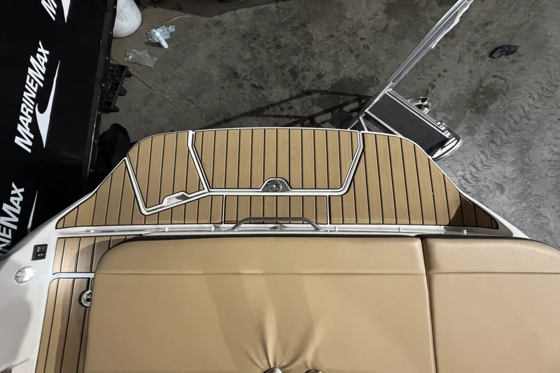 Slide: The Image of Sea Ray SDX 270 2025 - 5