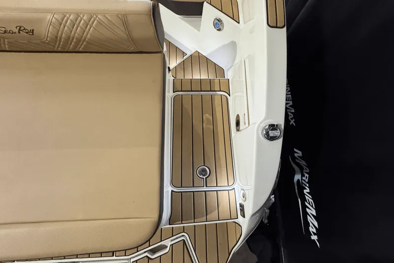 Slide: The Image of Sea Ray SDX 270 2025 - 7