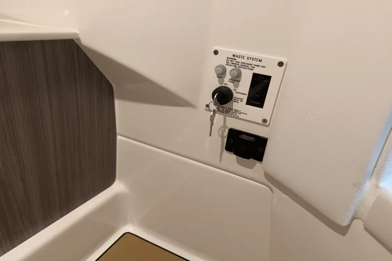 Slide: The Image of Sea Ray SDX 250 Surf 2025 - 115