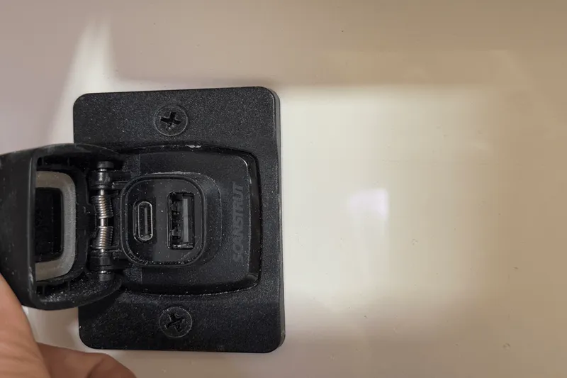 Slide: The Image of Sea Ray SDX 250 Surf 2025 - 125