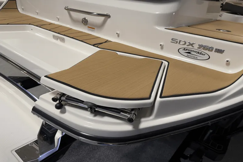 Slide: The Image of Sea Ray SDX 250 Surf 2025 - 28