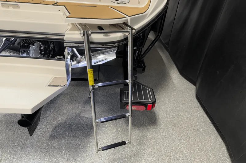 Slide: The Image of Sea Ray SDX 250 Surf 2025 - 30