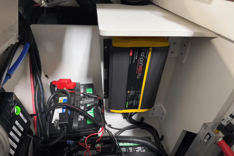 Slide: The Image of Sea Ray SDX 250 Surf 2025 - 40