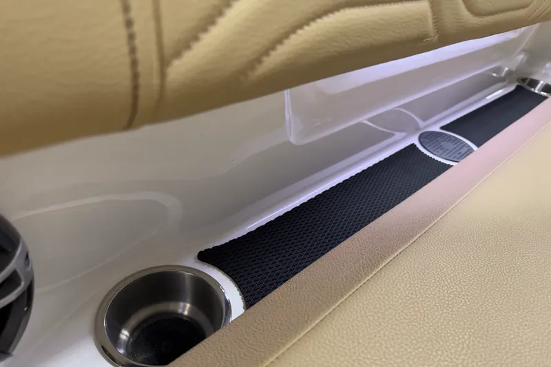 Slide: The Image of Sea Ray SDX 250 Surf 2025 - 65