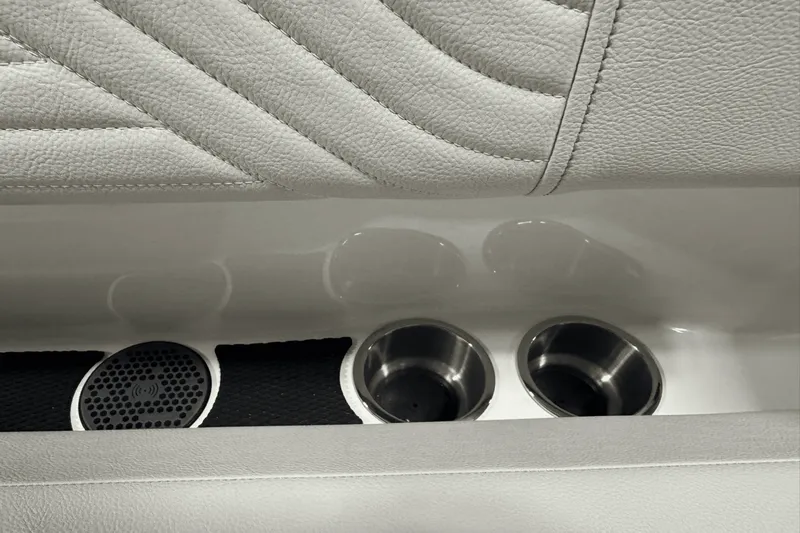 Slide: The Image of Sea Ray SDX 270 Surf 2025 - 31