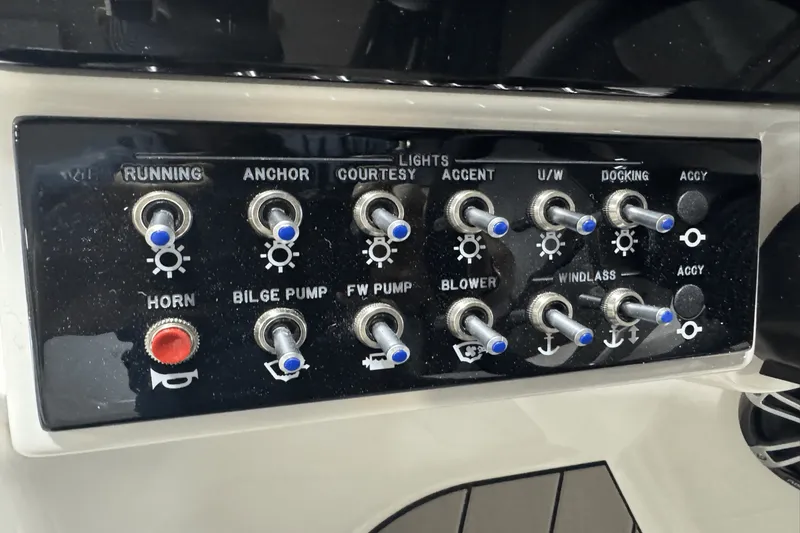 Slide: The Image of Sea Ray SDX 270 Surf 2025 - 47