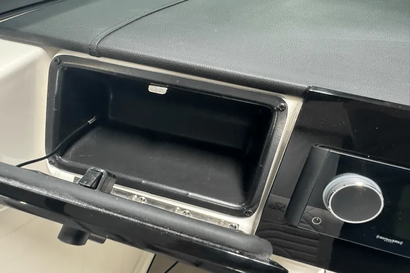 Slide: The Image of Sea Ray SDX 270 Surf 2025 - 54