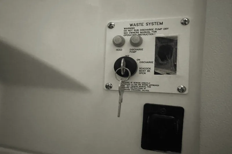 Slide: The Image of Sea Ray SDX 270 Surf 2025 - 63