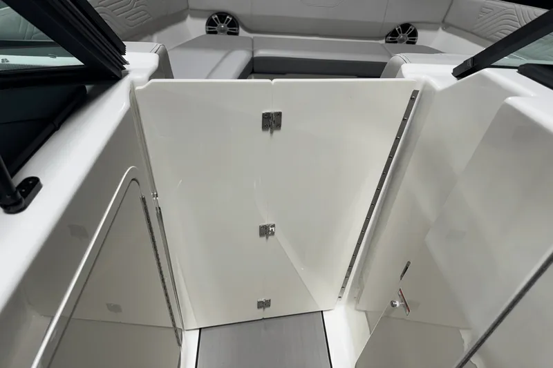 Slide: The Image of Sea Ray SDX 270 Surf 2025 - 64