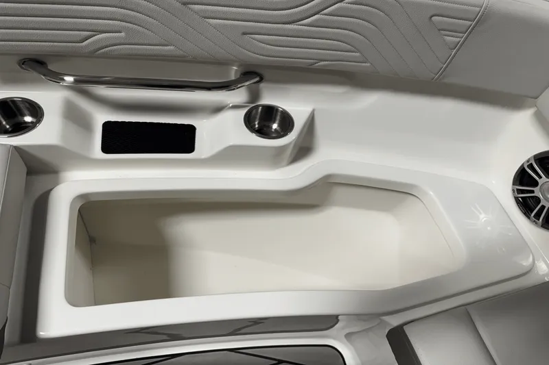 Slide: The Image of Sea Ray SDX 270 Surf 2025 - 93