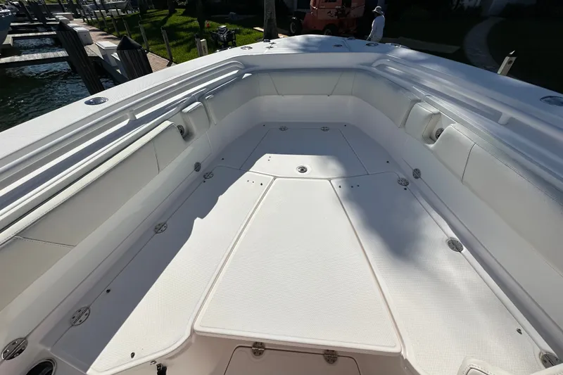 Slide: The Image of Everglades 325 Center Console 2015 - 58