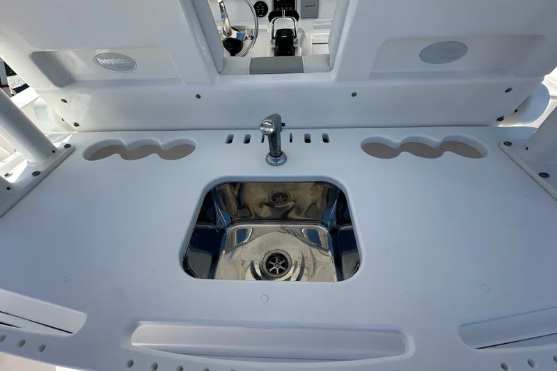 Slide: The Image of Everglades 325 Center Console 2015 - 30