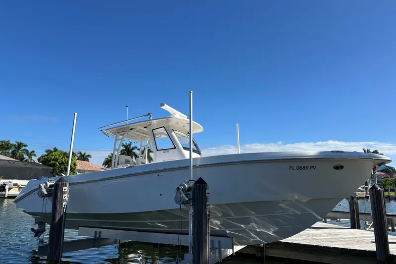 Slide: The Image of Everglades 325 Center Console 2015 - 4
