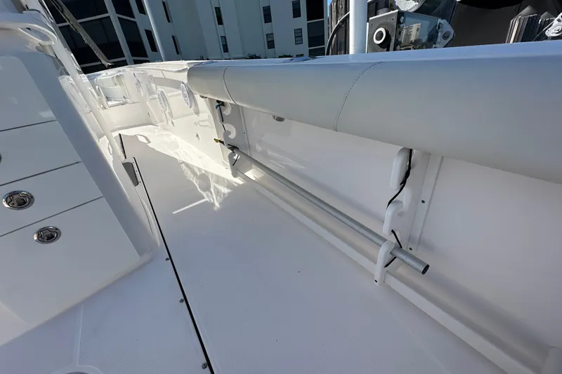 Slide: The Image of Everglades 325 Center Console 2015 - 32