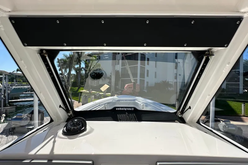 Slide: The Image of Everglades 325 Center Console 2015 - 38