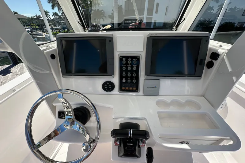 Slide: The Image of Everglades 325 Center Console 2015 - 37