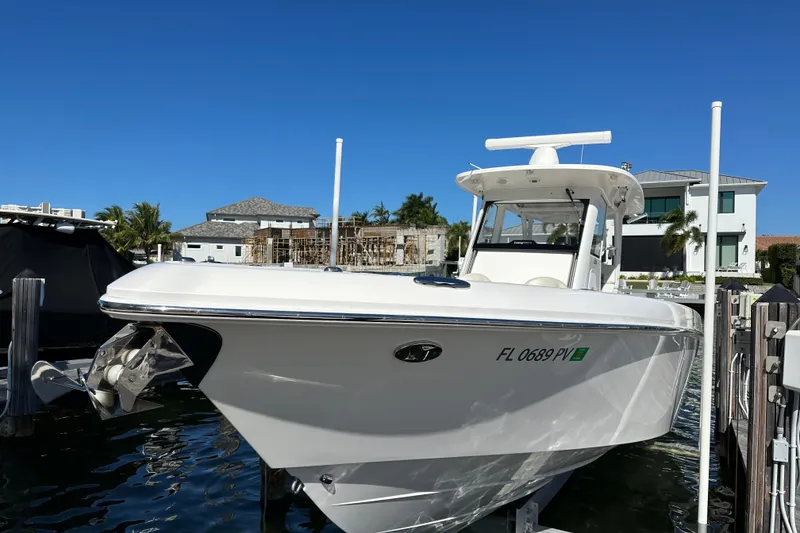 Slide: The Image of Everglades 325 Center Console 2015 - 10