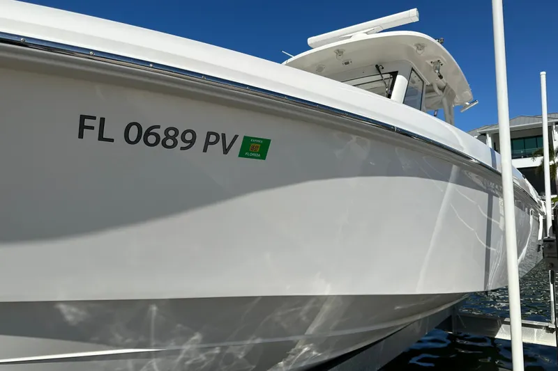 Slide: The Image of Everglades 325 Center Console 2015 - 6