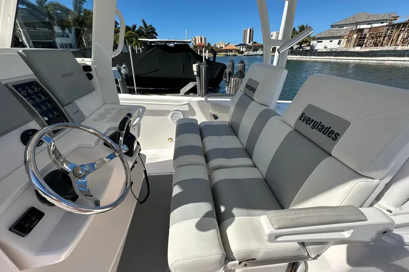 Slide: The Image of Everglades 325 Center Console 2015 - 48
