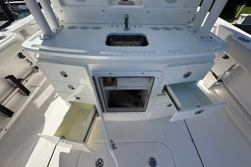 Slide: The Image of Everglades 325 Center Console 2015 - 29