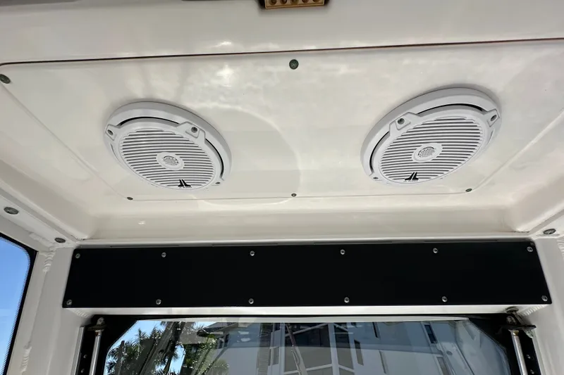 Slide: The Image of Everglades 325 Center Console 2015 - 40