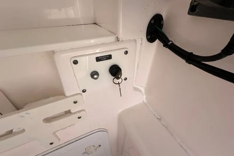 Slide: The Image of Everglades 325 Center Console 2015 - 44