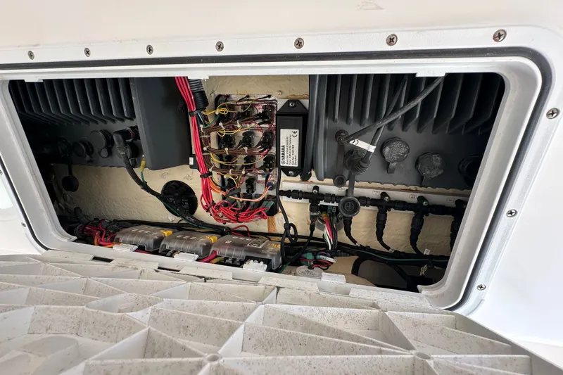 Slide: The Image of Everglades 325 Center Console 2015 - 47