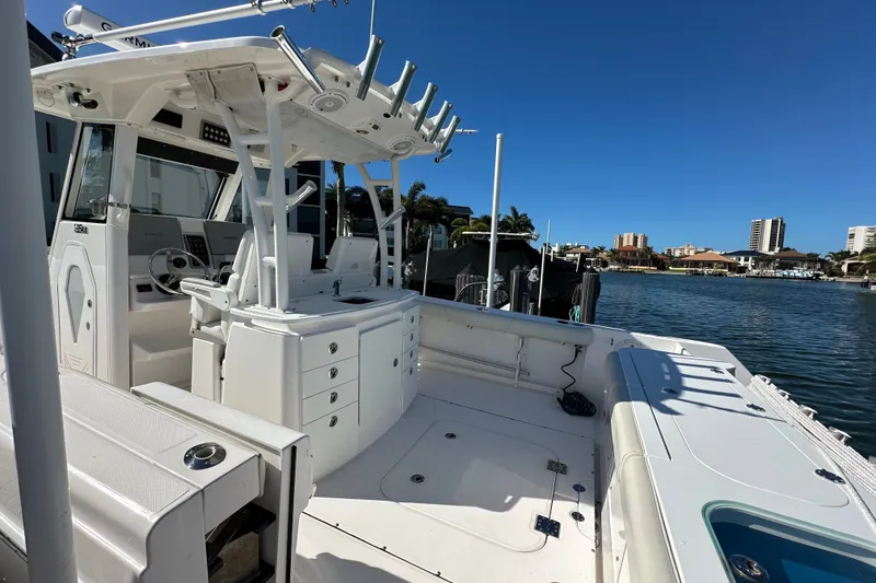 Slide: The Image of Everglades 325 Center Console 2015 - 12