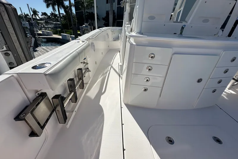 Slide: The Image of Everglades 325 Center Console 2015 - 33