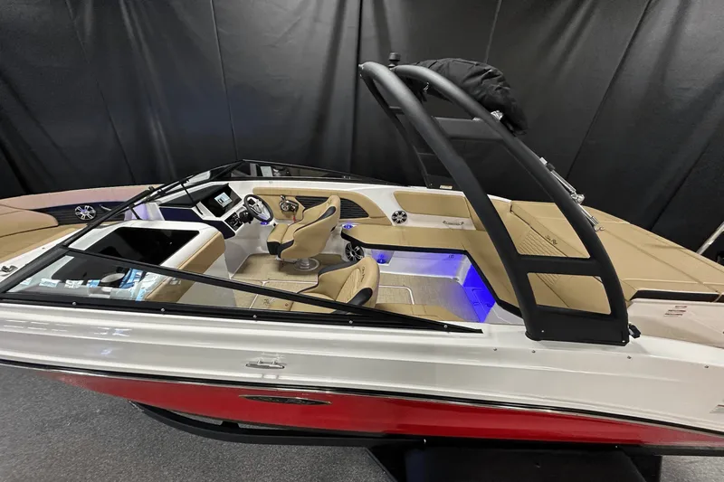 Slide: The Image of Sea Ray SPX 230 Outboard 2025 - 1