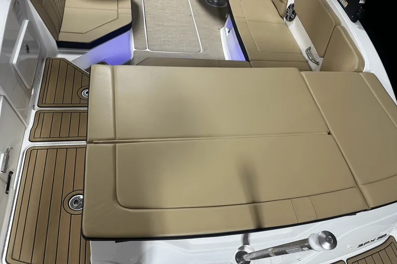 Slide: The Image of Sea Ray SPX 230 Outboard 2025 - 16