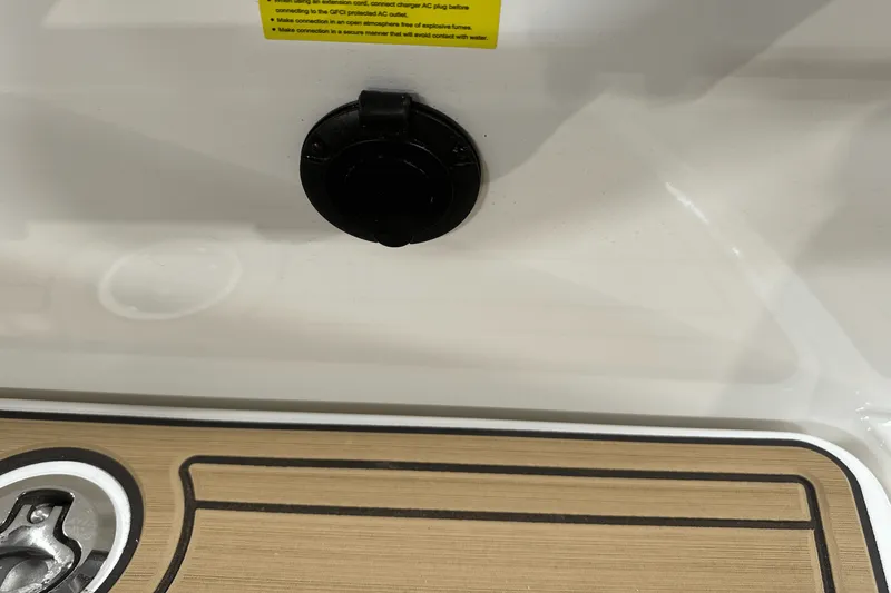 Slide: The Image of Sea Ray SPX 230 Outboard 2025 - 18