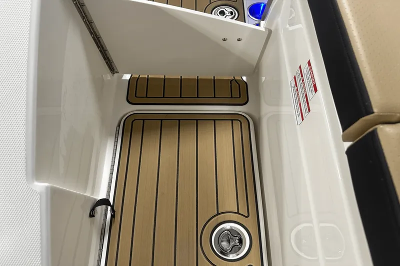 Slide: The Image of Sea Ray SPX 230 Outboard 2025 - 21